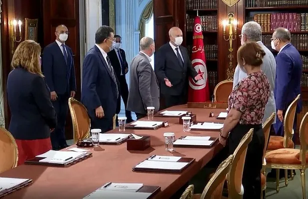 darbe-girisiminin-yasandigi-tunusta-1-aylik-sokaga-cikma-yasagi-ilan-edildi-1627327052689.jpeg Darbe girişiminin yaşandığı Tunus'ta 1 aylık sokağa çıkma yasağı ilan edildi-1