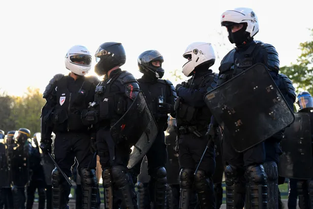 Fransa'da sarı yelekliler gösterilerin 20. haftasında sokaklarda-4