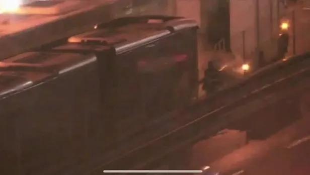 chpli-ibbye-bagli-iett-araclari-tel-tel-dokuluyor-incirlide-metrobus-yangini-1640808075679.jpeg CHP'li İBB'ye bağlı İETT araçları tel tel dökülüyor! İncirli'de metrobüs yangını-2