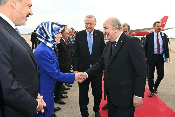 baskan-erdoganin-diplomasi-hamleleri-suruyor-yeni-durak-cezayir-1700570600640.jpeg Başkan Erdoğan ve Cezayir Cumhurbaşkanı Tebbun ortak basın açıklamasında bulundu-12