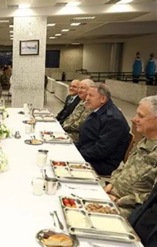 Bakan Akar ve komutanlar Mehmetçik ile iftar yaptı