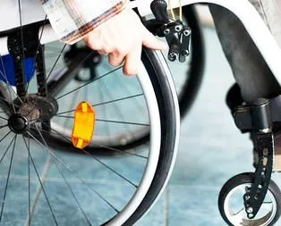 Kafayla çalışan tekerlekli sandalye