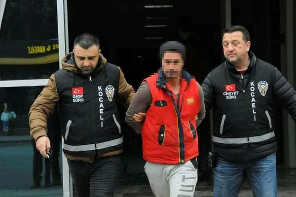 kocaelide-evinde-olu-bulunan-yasli-kadina-uyusturucu-hap-verip-tecavuz-etmisler-1604675288010.jpg Kocaeli'de evinde ölü bulunan yaşlı kadına, uyuşturucu hap verip tecavüz etmişler!-2