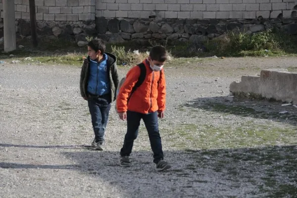 kuduz-kopegin-isirdigi-cocugun-koyunde-korku-hakim-basibos-kopekler-cirit-atiyor-1667630285157.jpeg Kuduz köpeğin ısırdığı çocuğun köyünde korku hakim: Başıboş köpekler cirit atıyor-3