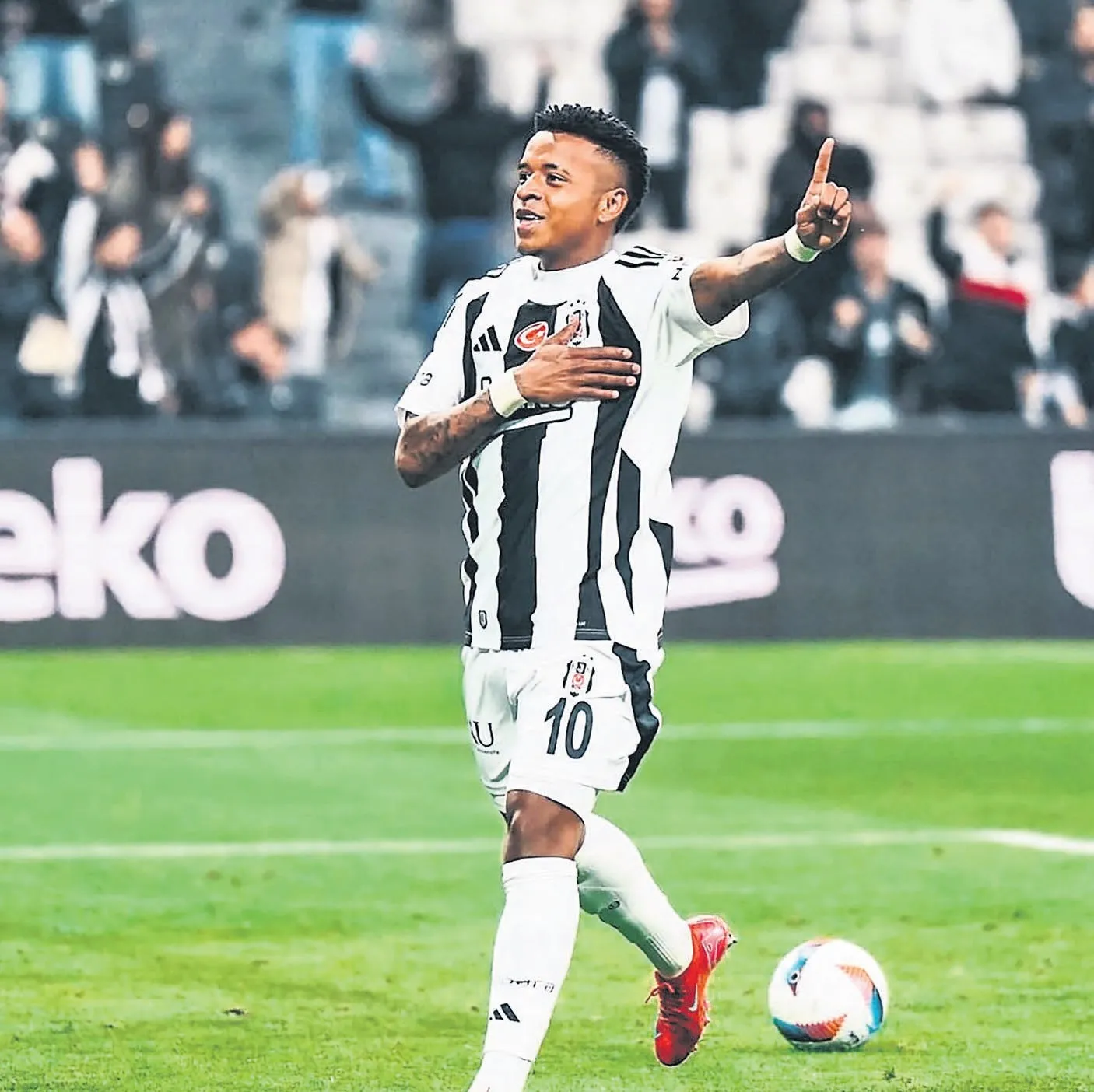 Arroyo takımda kalıyor