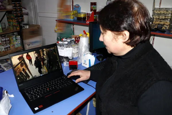 insanlik-olmemis-dedirten-davranis-kapisi-acik-marketten-aldiklari-urunleri-kameraya-gosterip-ucreti-marketin-1643095426414.jpg 'İnsanlık ölmemiş' dedirten davranış! Kapısı açık marketten aldıkları ürünleri kameraya gösterip ücreti marketin girişine bıraktılar-2