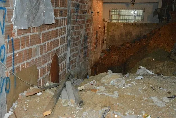 Sultangazi'de korku dolu anlar! 2 bina boşaltıldı: Terliğimizi giymeden aşağıya indik-3