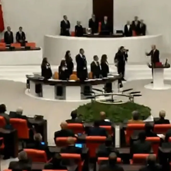 CHP-HDP sıralarında yine hazımsızlık! Başkan Erdoğan mazbata alırken yine ayağa kalkmadılar