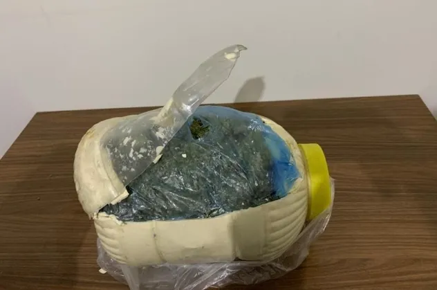 SON DAKİKA: Zehir tacirlerine geçit yok: Yağ bidonunda 1.5 kilo esrar ele geçirildi