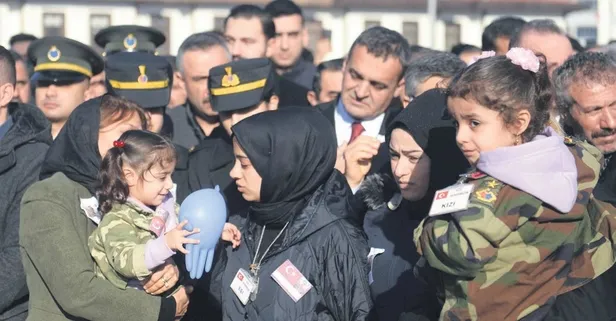 Şehit Er Çağatay Erenoğlu’nun yetim kalan kızları babalarına böyle son kez el salladı...