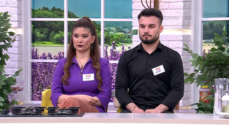 mutfak-bahane-finalinde-buyuk-gerginlik-15-bilezigin-sahibi-kim-oluyor-1717163218361.jpg Mutfak Bahane finalinde büyük gerginlik! 15 bileziğin sahibi kim oluyor?-3