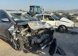 Afyonkarahisar’da iki otomobil çarpıştı: 1 kişi hayatını kaybetti 7 kişi yaralandı