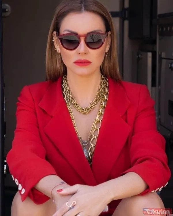 Pınar Altuğ cesur bikinisiyle sere serpe yakalandı gün boyu güneşlendi! Bir ara denize girmek için kalktı 20'likleri çatlattı - 30