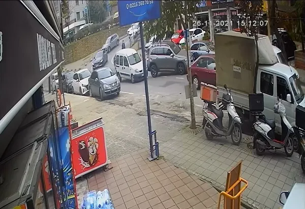 luks-aractaki-kadin-surucu-fren-yerine-gaza-basti-kadikoyde-dehset-anlari-1637934955465.jpg Lüks araçtaki kadın sürücü fren yerine gaza bastı! Kadıköy'de dehşet anları...-2