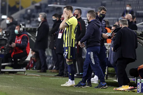 fenerbahceli-taraftarlarin-mesut-ozil-isyani-hedef-tahtasinda-erol-bulut-var-1612962451113.jpg Fenerbahçeli taraftarların Mesut Özil isyanı! Hedef tahtasında Erol Bulut var-2