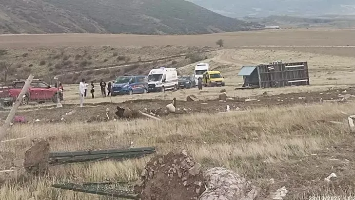 ankarada-firtina-konteynir-evi-devirdi-olu-ve-yaralilar-var-1761690986418.jpeg Ankara’da fırtına konteynır evi devirdi: Ölü ve yaralılar var-2