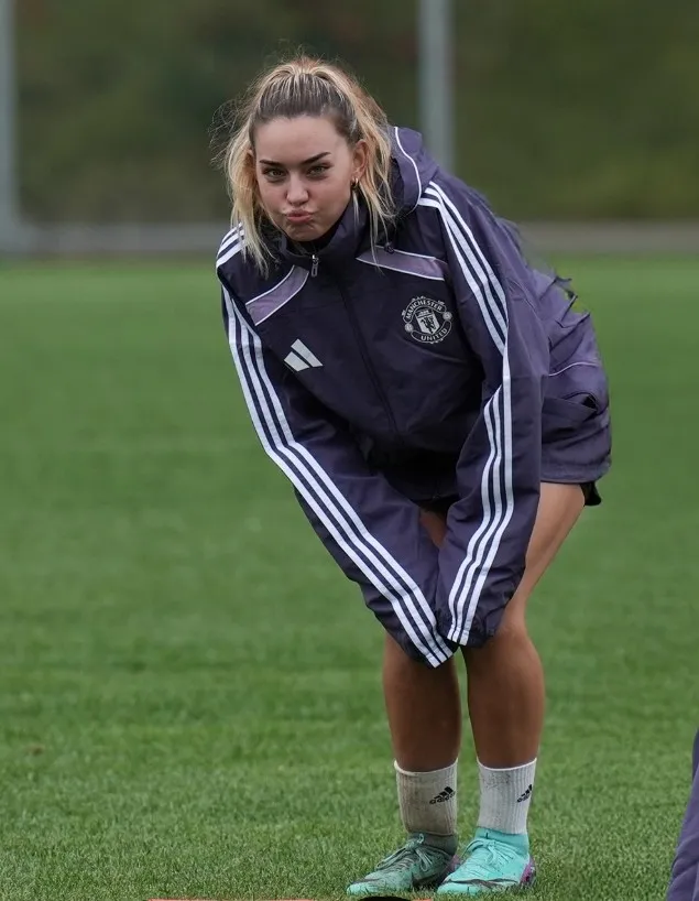 eski-survivor-yarismacisi-aycan-yanac-hakkinda-darp-iddiasi-yuzume-eliyle-vurdu-beni-yere-yatirdi-1765379426214.jpeg Aycan Yanaç. (Instagram)