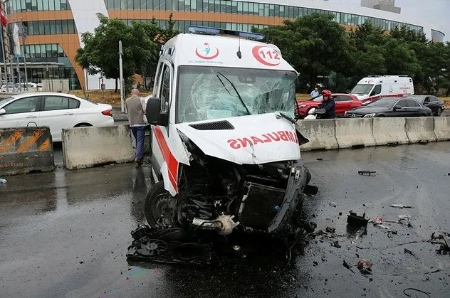 Son dakika: D-100'de feci kaza: 3 ambulans çalışanı yaralandı