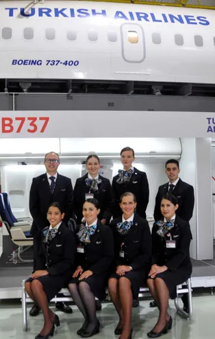 THY'nin "Yabancı kabin memurları" üniformalarını giydi