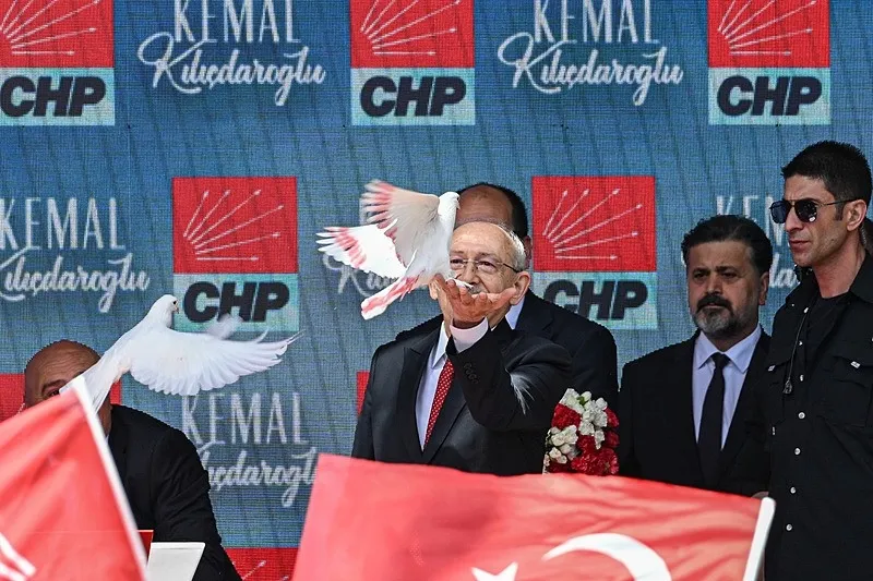 ayni-imzalar-yine-sahnede-ozgur-ozele-edebiyatci-kalkani-1780172882405.jpeg Aynı imzalar yine sahnede: Özgür Özel'e edebiyatçı kalkanı! TSK’yı hedef alan bildiri hattı bu kez CHP kavgasında sahne aldı-8