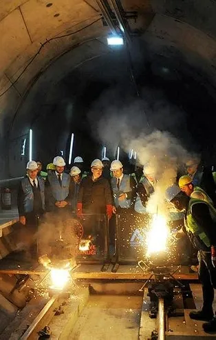 İstanbul'a yeni metro hattı! Ulaştırma ve Altyapı Bakanı Adil Karaismailoğlu ilk ray kaynağını yaptı! 2023'te hizmete giriyor