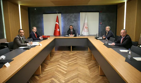 genclik-ve-spor-bakani-mehmet-muharrem-kasapoglu-galatasaray-kulubu-baskani-burak-elmasi-kabul-etti-1626279926183.jpg Gençlik ve Spor Bakanı Mehmet Muharrem Kasapoğlu, Galatasaray Kulübü Başkanı Burak Elmas'ı kabul etti-2