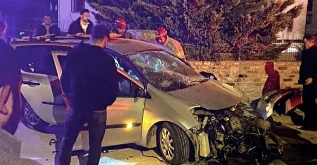Bursa’da sitenin duvarına çarpan otomobildeki 2 kişi yaralandı