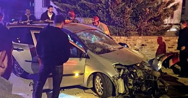 Bursa'da sitenin duvarına çarpan otomobildeki 2 kişi yaralandı