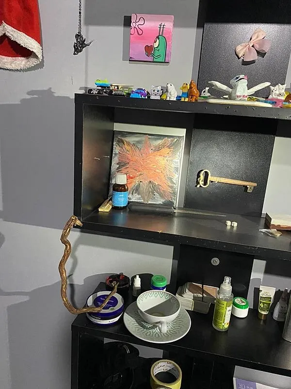 Odaya ait bir antika anahtarı, rafın üstünde iki adet zar göze çarptı (Takvim.com.tr | Foto Arşiv)