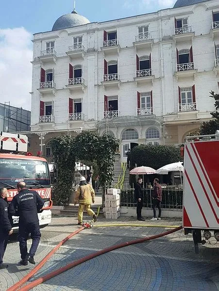 Son dakika: Büyükada'da korku dolu anlar! Tarihi otel alev alev yandı-1
