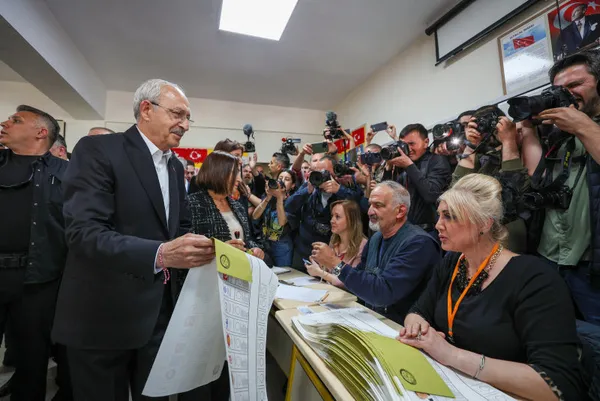 kemal-kilicdaroglunun-hesabi-sasti-kucuk-ortaklara-37-vekil-kaptirdi-chp-iyice-eridi-1684215652979.jpg CHP'li Tanju Özcan ve DEVA Partili Mustafa Yeneroğlu arasında Nazi kavgası! "Bu kafanın yeri ya akıl hastanesi ya da cezaevi"-4