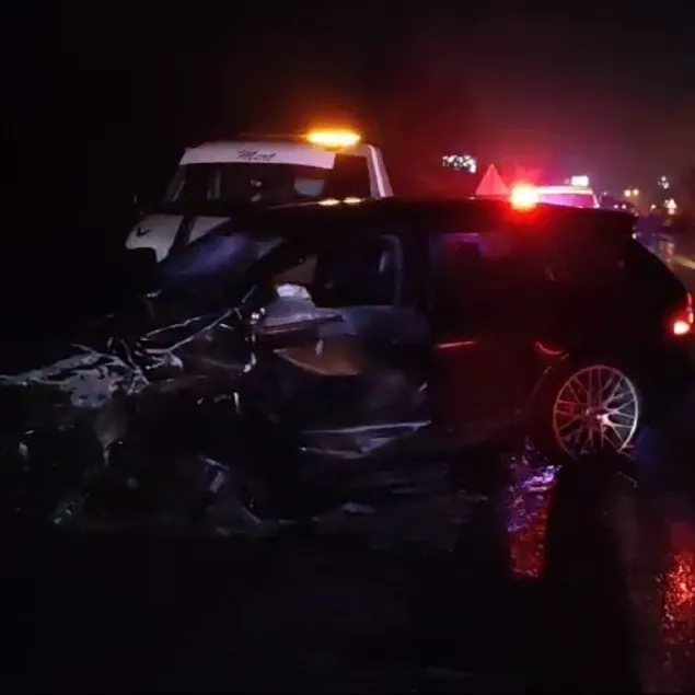 Feci kaza! İki araç kafa kafaya çarpıştı