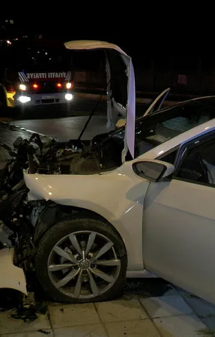 Ataşehir'de kontrolden çıkan araç duvara çarptı! Şoför bayıldı