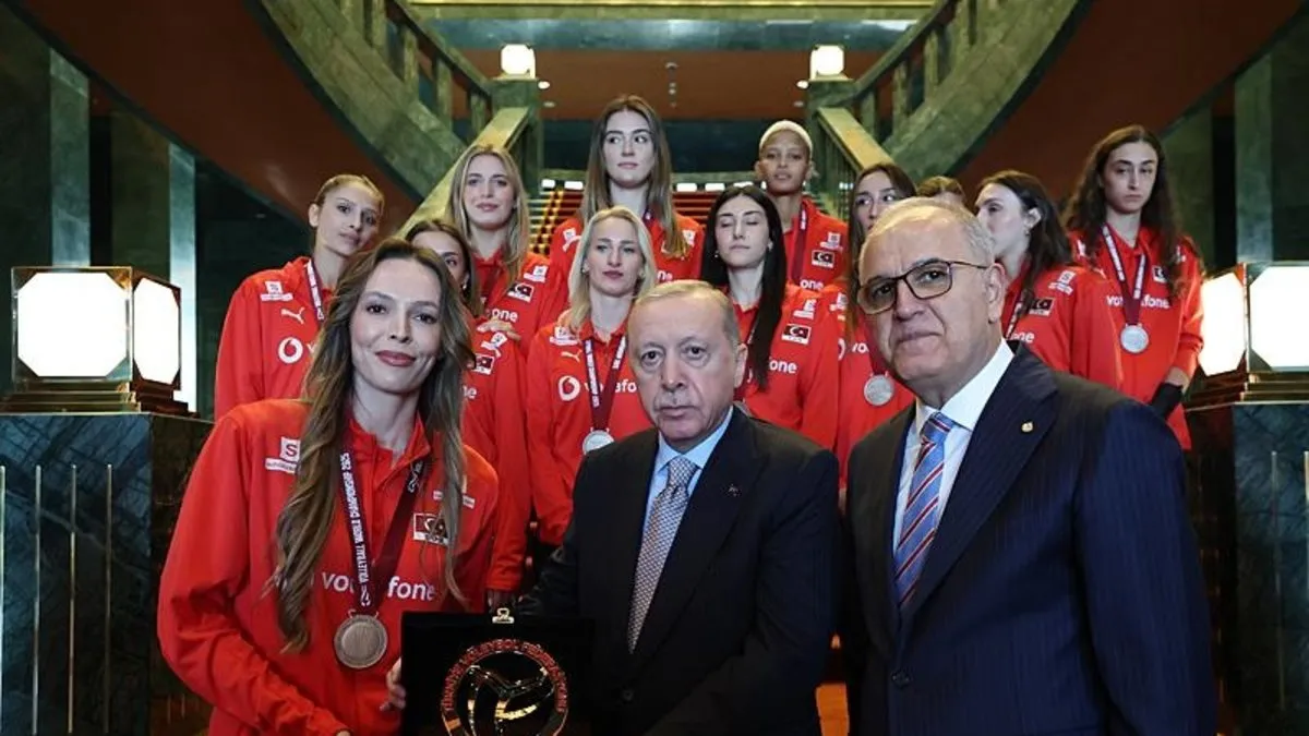 Başkan Erdoğan Dünya Şampiyonası'nda gümüş madalya kazanan A Milli Kadın Voleybol Takımı'nı kabul etti