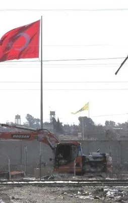 Suriye sınırına dev bayrak asıldı