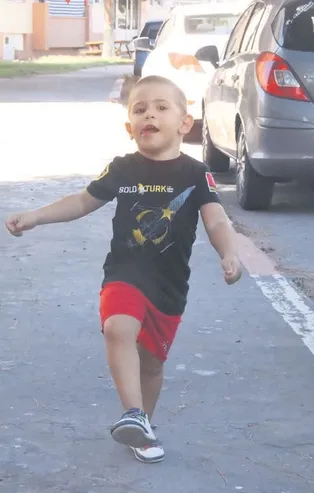 İzmir'de kas hastası Çınar bebek, online fizik tedavi ile hayata tutunuyor