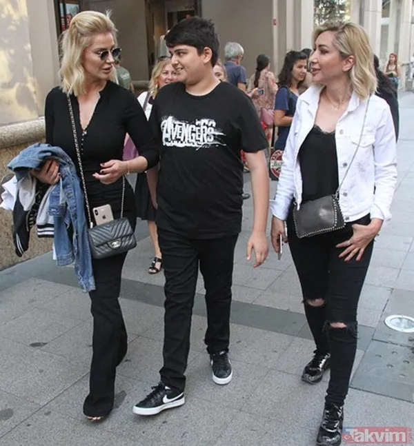 Songül Karlı’ya bu kez dekolte yetmedi yırtmacının derinliğini de arttırdı! Öyle bir elbise giydi ki oğlu bu kez fena kızacak - 20