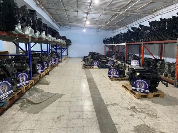calinti-luks-otomobillerin-motorlarini-turkiyeye-getirdiler-adanada-change-operasyonu-1648539303231.jpg Çalıntı lüks otomobillerin motorlarını Türkiye'ye getirdiler! Adana'da 'change' operasyonu-3