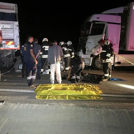 Kamyonun çektiği otomobile tır çarptı: 3 ölü, 2 yaralı-2