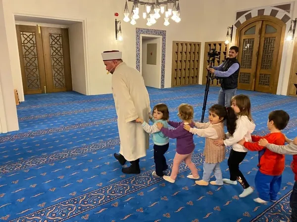 teravih-treni-ile-gonulleri-fetheden-imam-mahmut-eroglu-konustu-bu-cocuklar-50-sene-sonra-teravih-treninden-ba-1650611545113.jpg Teravih treni ile gönülleri fetheden imam Mahmut Eroğlu konuştu: Bu çocuklar 50 sene sonra teravih treninden bahsedecek-3