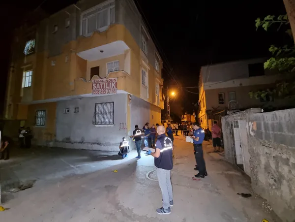 adanada-iki-aile-arasinda-6-kisinin-yaralandigi-silahli-kavga-cocuklarin-oynadigi-topun-otomobile-carpmasi-son-1657702295726.jpg Adana'da iki aile arasında 6 kişinin yaralandığı silahlı kavga çocukların oynadığı topun otomobile çarpması sonucu çıktı-4