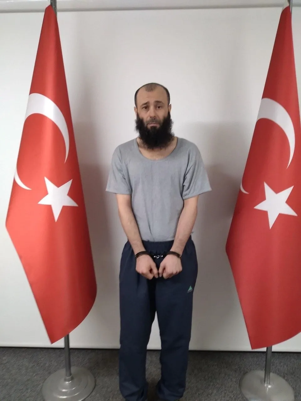 mitten-sinir-otesi-operasyon-kirmizi-bultenle-aranan-10-deasli-terorist-yakalandi-isim-isim-liste-1779520788236.jpg MİT'ten sınır ötesi operasyon: Kırmızı bültenle aranan 10 DEAŞ'lı terörist yakalandı | İsim isim liste-4