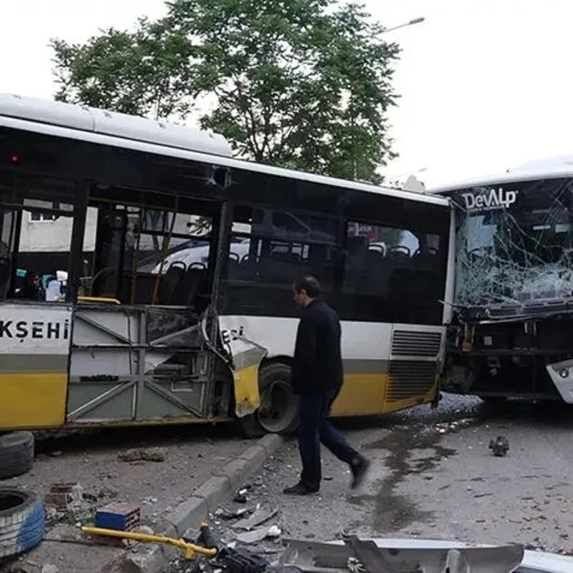 Servis otobüsünün çarptığı halk otobüsü iş yerine girdi!