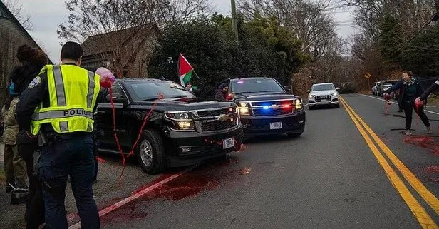 Filistin destekçisi göstericiler harekete geçti: ABD Dışişleri Bakanı Blinken’ın aracına, Gazze’de dökülen kanı temsilen kırmızı boya atıldı