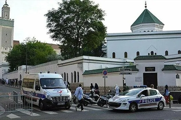 Fransa'da İslam düşmanlığının dozu artıyor! Camileri kapatma hazırlığı mı?