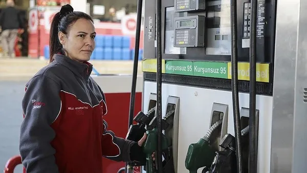 Rusya-Ukrayna savaşı Avrupa’yı vurdu! Akaryakıt fiyatları uçtu: Bir günde 8 euro zam