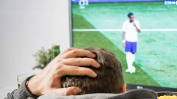 fenerbahceye-kizdi-esini-gozunden-etti-yargitaydan-terlik-karari-1659937324699.jpeg Tuttuğu takıma kızan taraftar eşini gözünden etti! Yargıtay'dan 'terlik' kararı-2