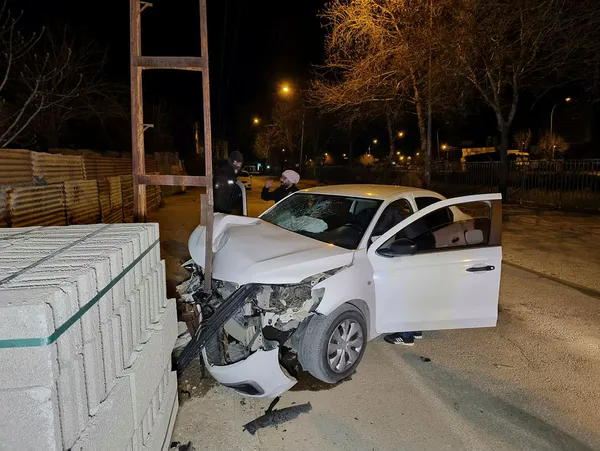 dugun-donusu-elektrik-diregine-girdi-3-yarali-1647842593891.jpg Düğün dönüşü elektrik direğine çarptı: 3 yaralı-2