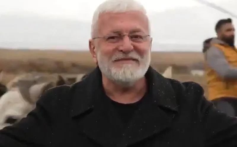 onur-akina-at-carpti-az-kalsin-nallari-dikiyordum-1766067244583.jpeg Onur Akın'a at çaptı