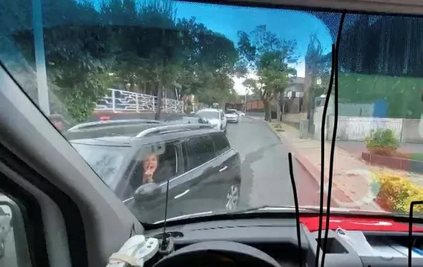 Sağlık Bakanı Fahrettin Koca'dan ambulansa yol vermek istemeyen sürücüye tepki: "Bir hastanın hayatını riske attı"-3